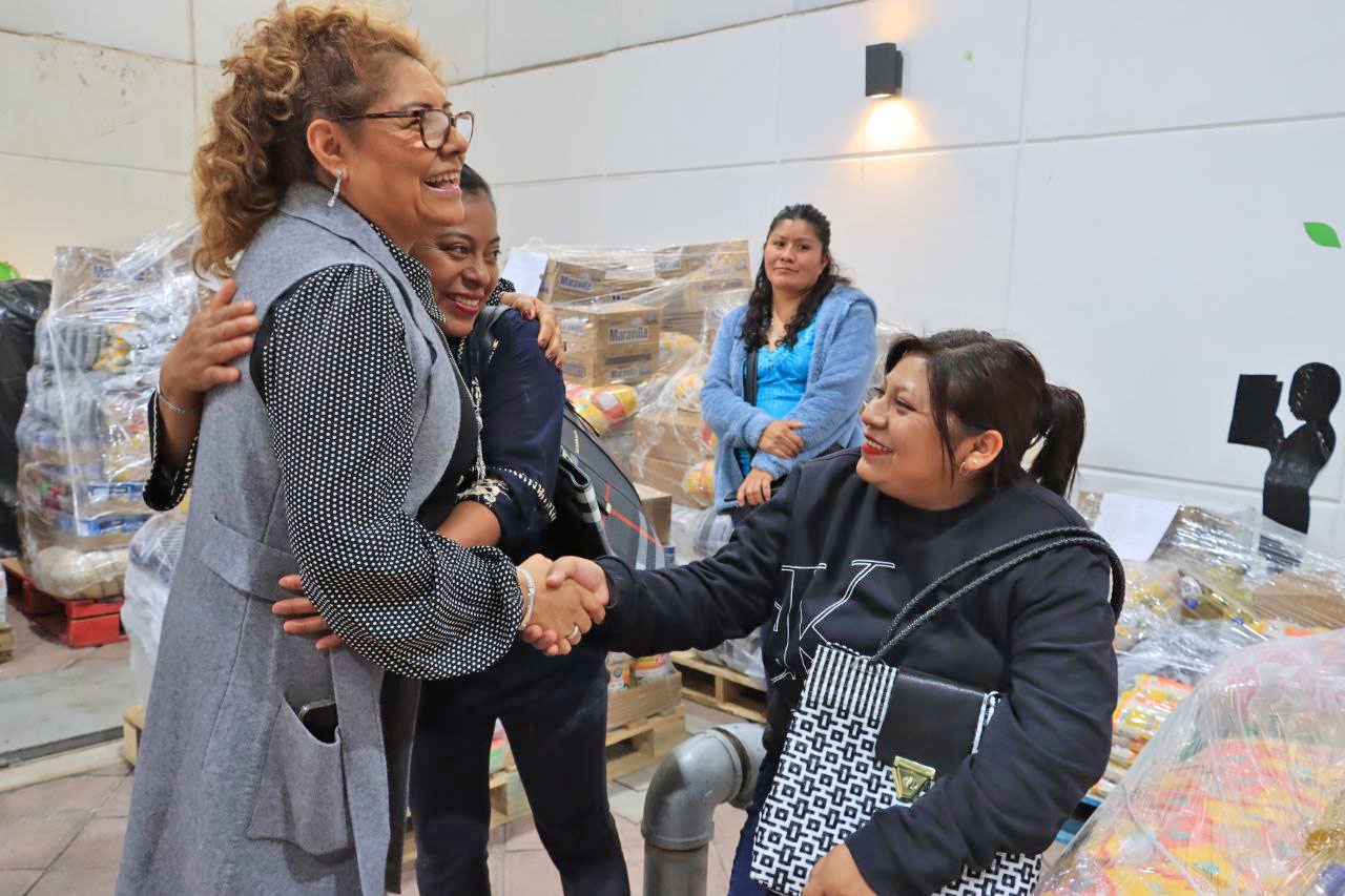 Omar Muñoz y Tere Alfaro entregan insumos alimentarios a escuelas  