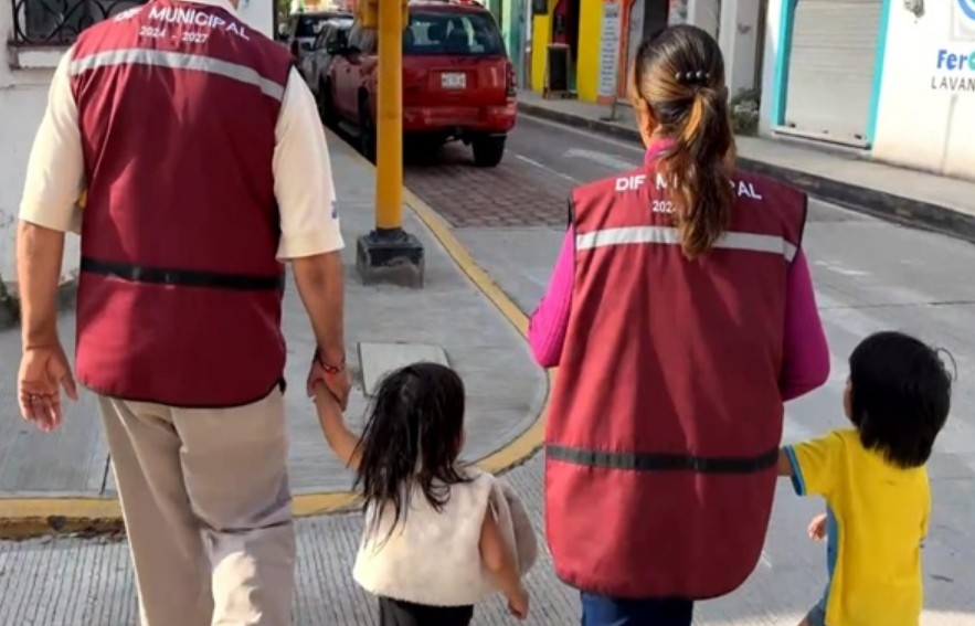 Rescatan a tres menores abandonados en el centro de Tehuacán