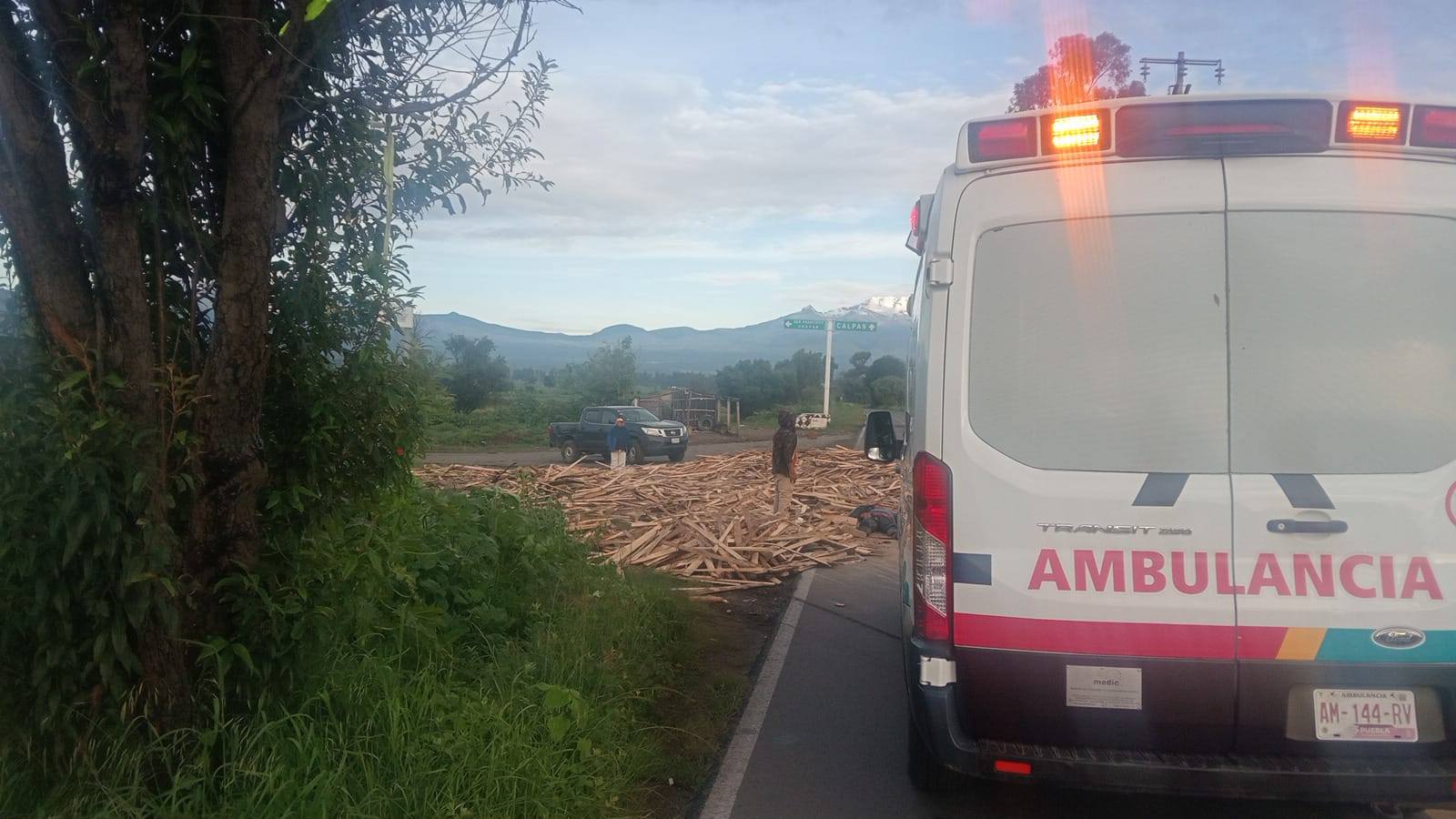 Protección Civil de San Pedro Cholula auxilia a hombre en accidente vehicular en San Francisco Coapan