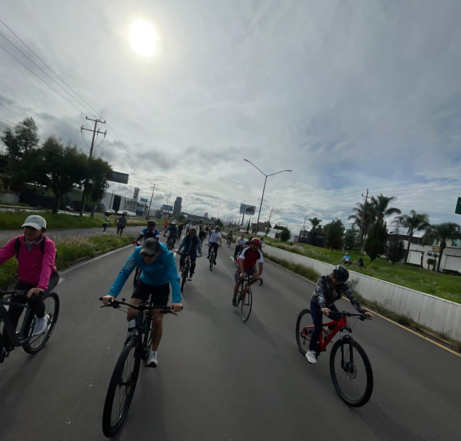 Cuautlancingo participa en la Vía Recreativa en el marco del Día del Padre