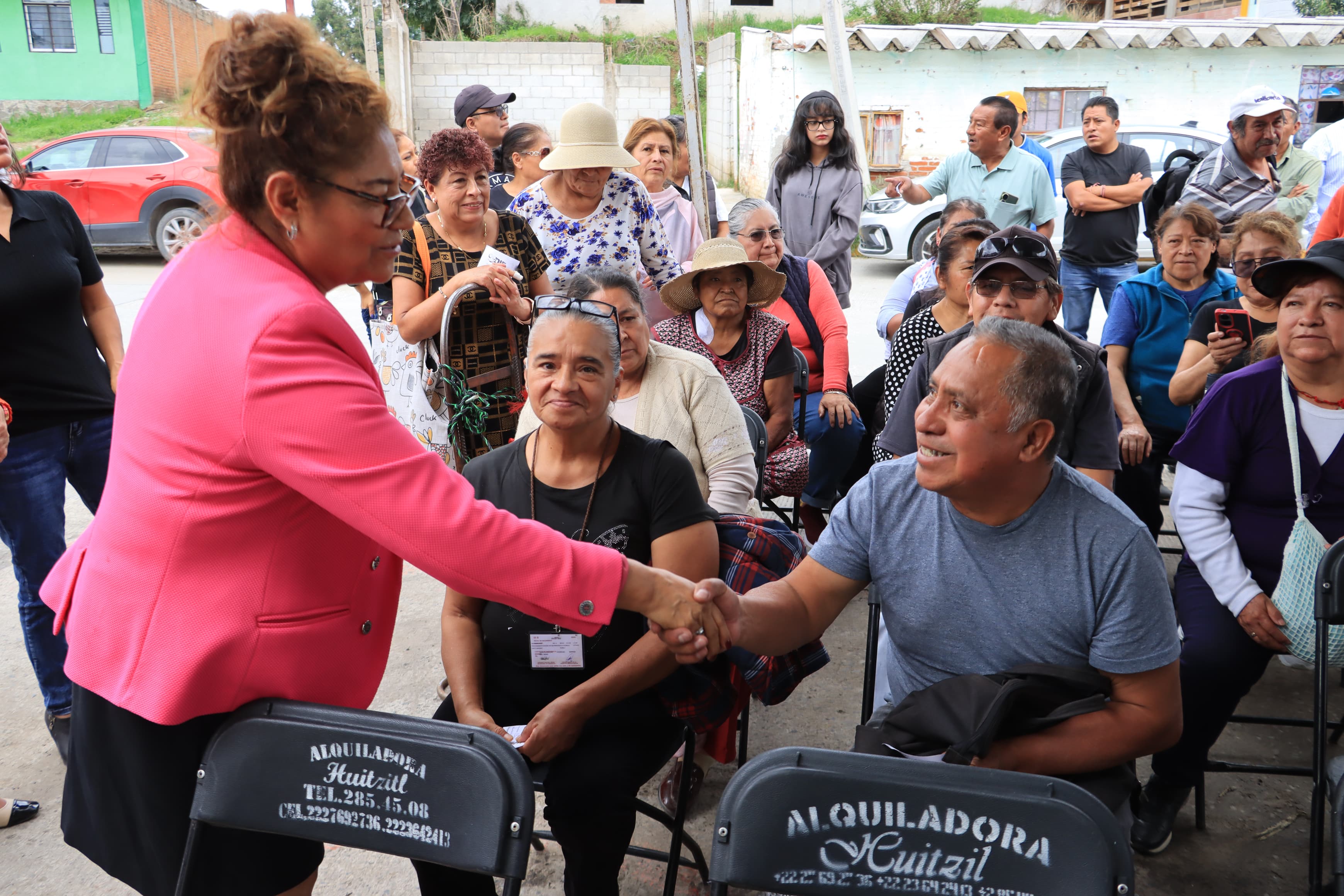 Tere Alfaro entrega despensas a adultos mayores de Cuautlancingo 