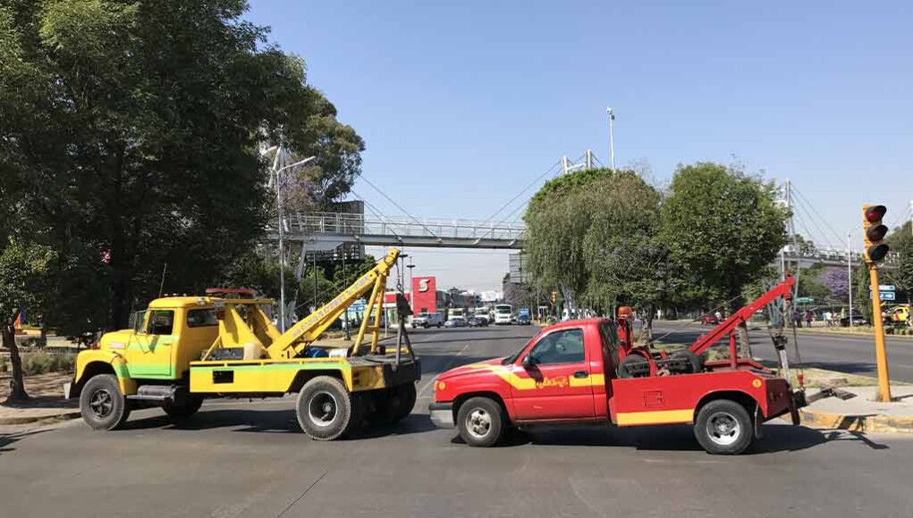 Protesta de trabajadores de grúas bloquea la 105 Poniente por cobros excesivos