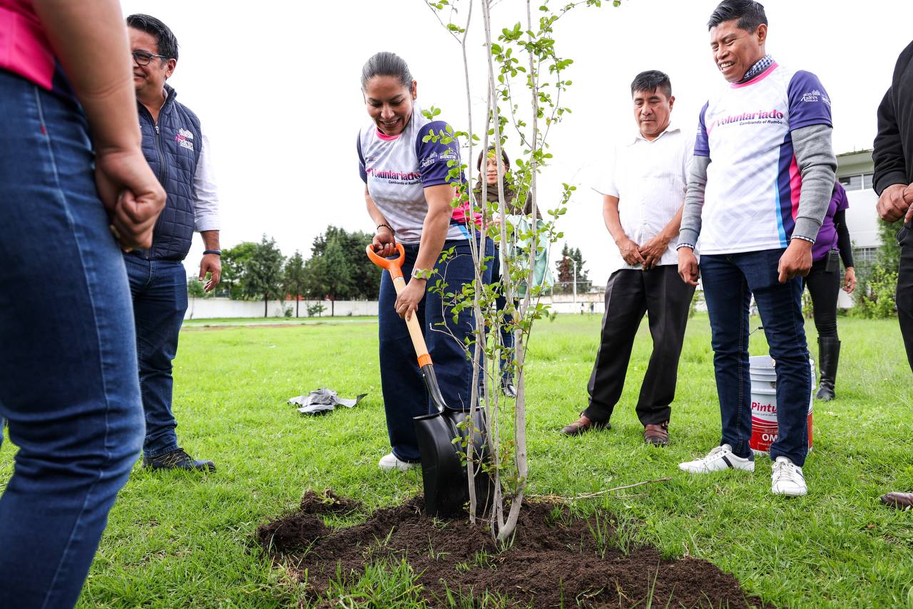 Refuerzan acciones verdes con reforestación en escuela de San Luis Tehuiloyocan