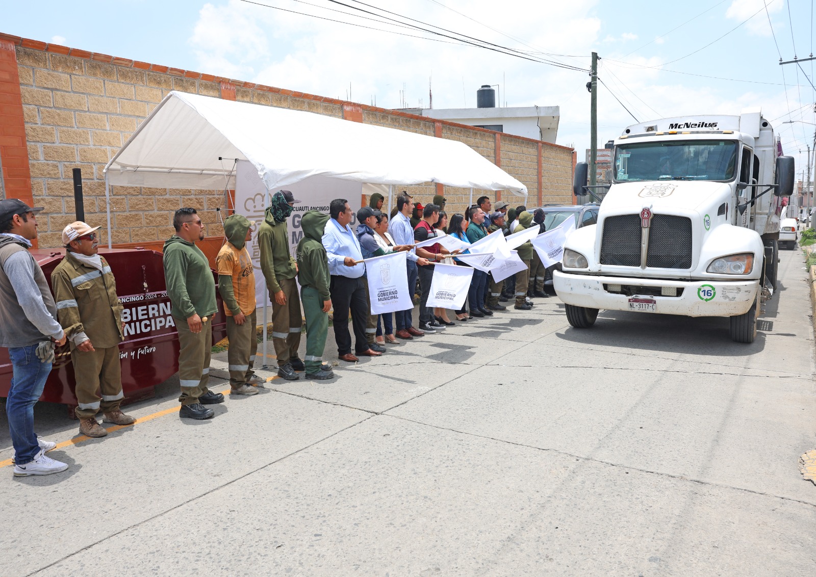 Arranca Omar Muñoz programa piloto de instalación de contenedores de basura en Cuautlancingo 