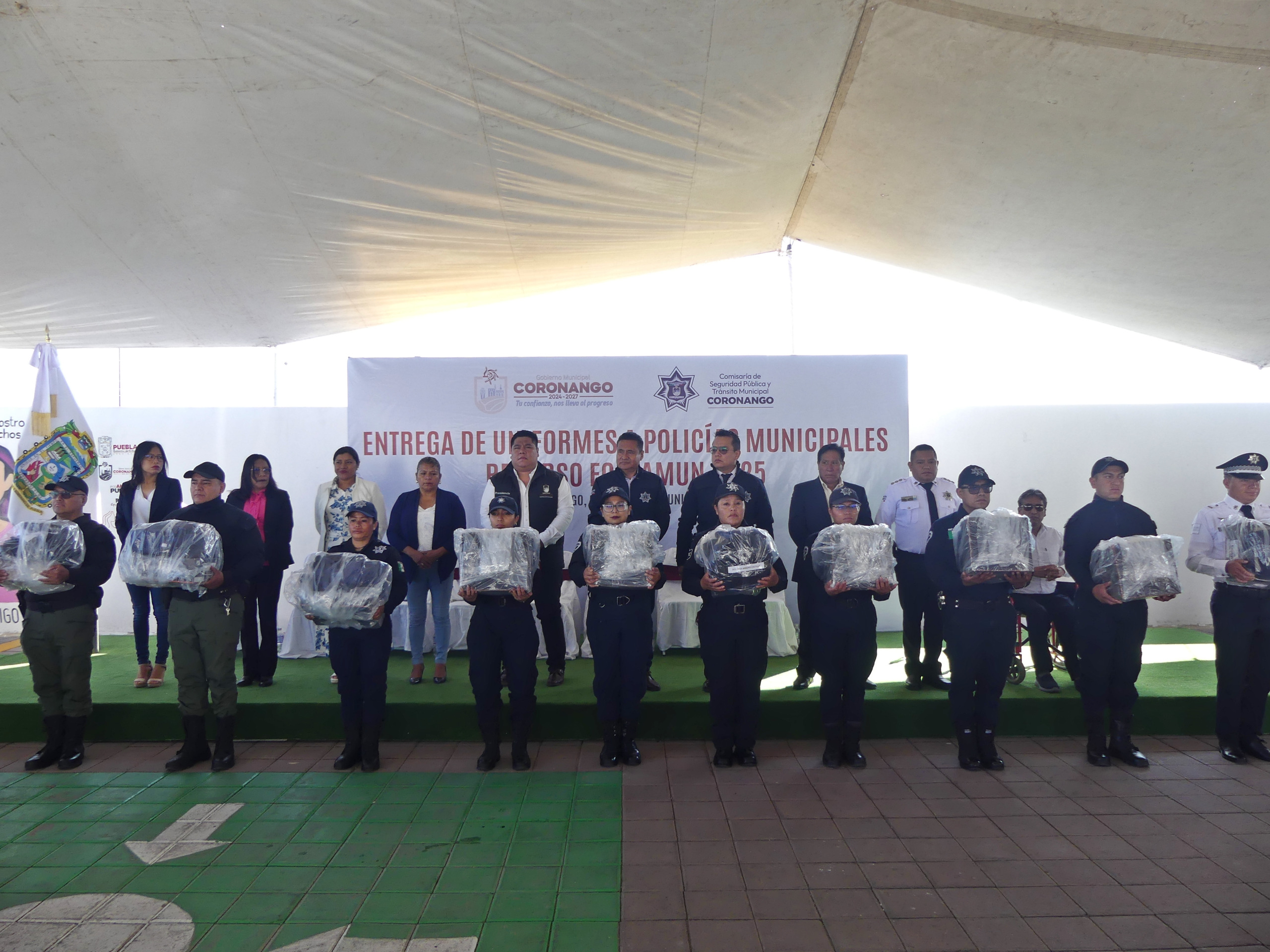 Con inversión de 2 mdp, entrega Armando Aguirre uniformes a policías de Coronango