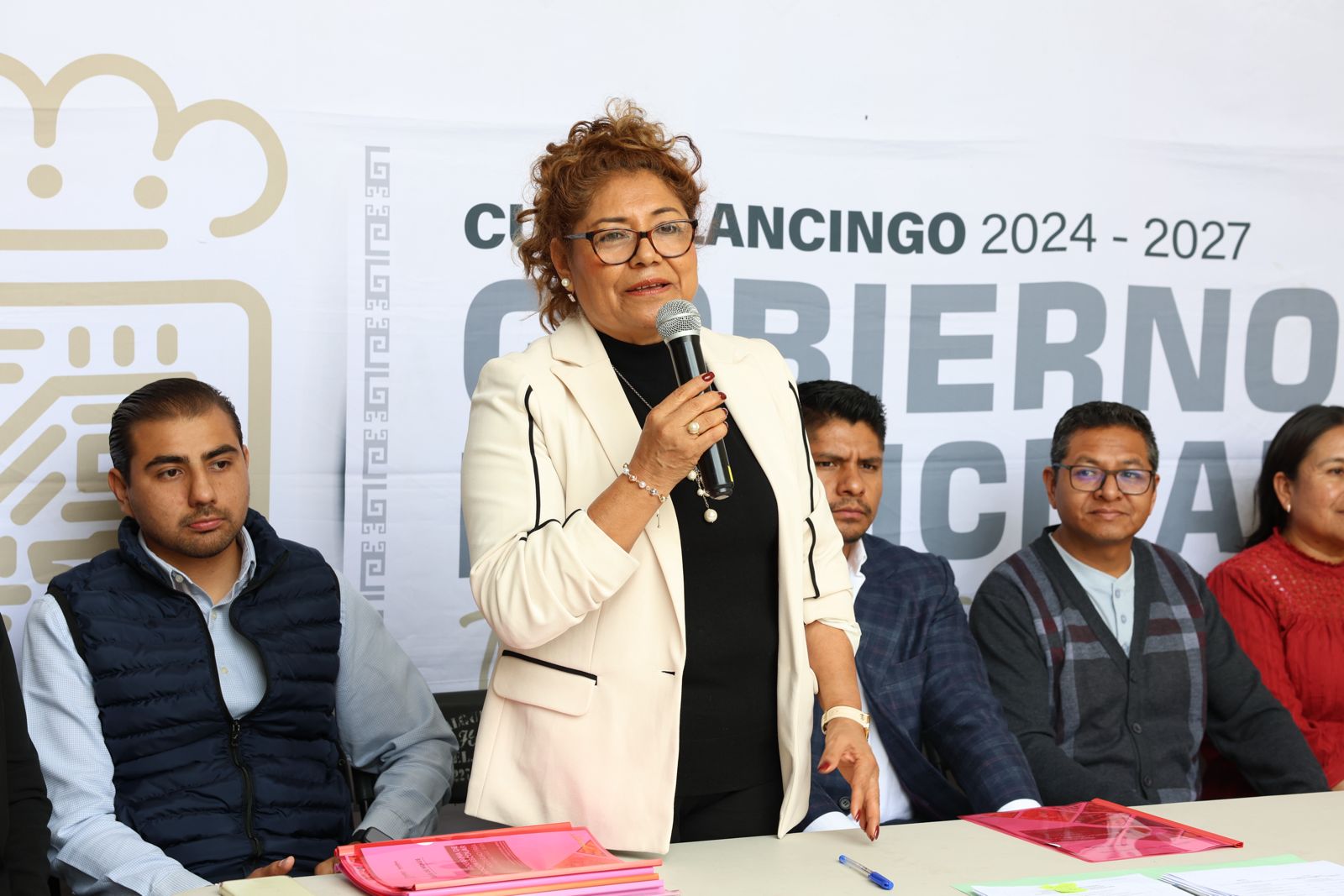 Entregan Omar Muñoz y Tere Alfaro desayunos fríos a escuelas de Cuautlancingo 