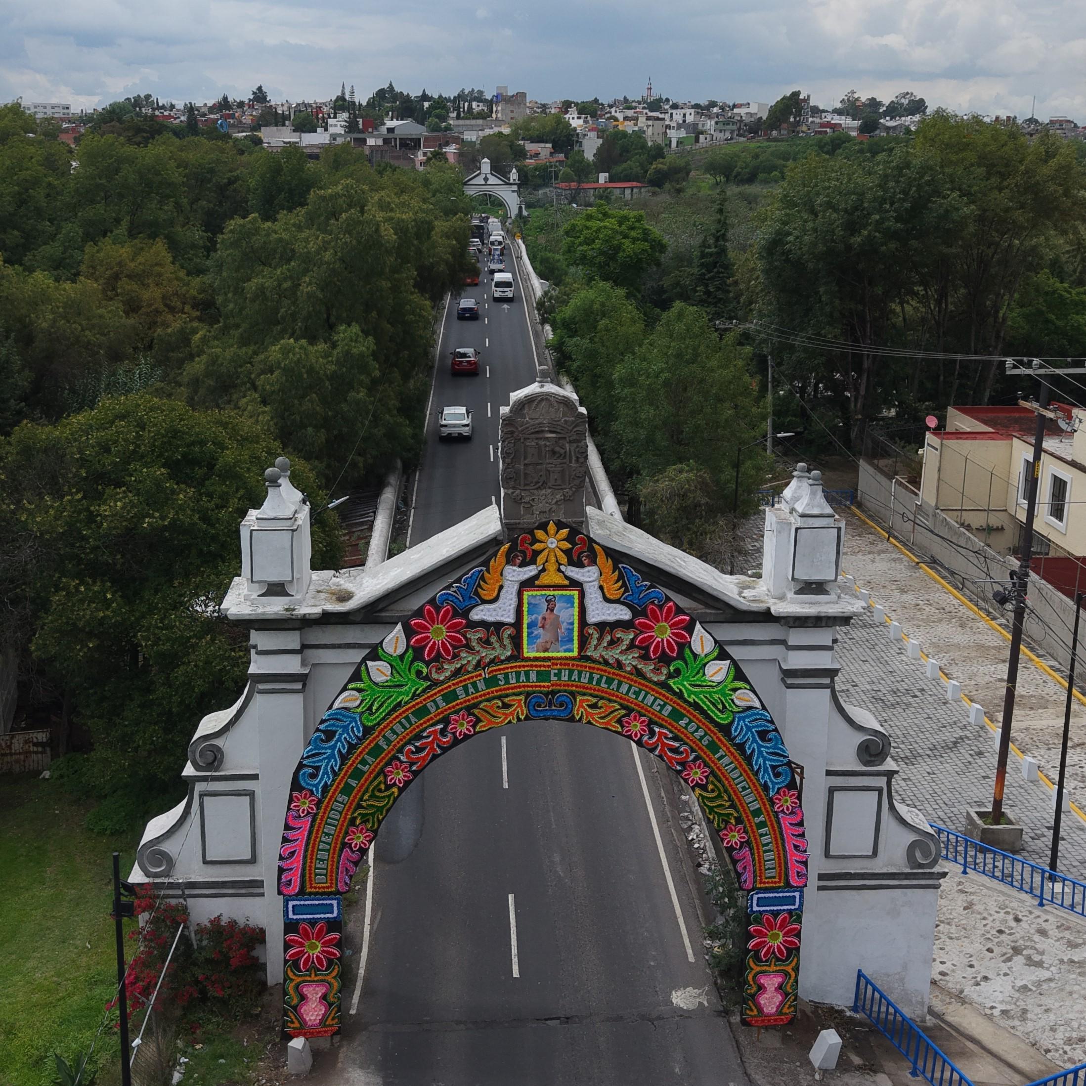 Histórica la colocación de arco floral en el Puente de México previo al inicio de la “Feria Cuautlancingo 2025”: Omar Muñoz 