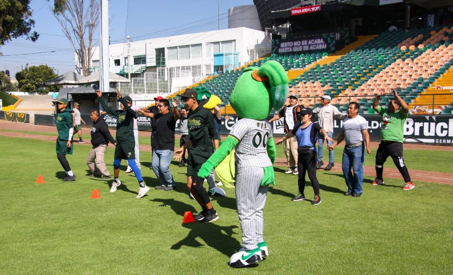 Puebla fortalece el deporte con clínica de béisbol