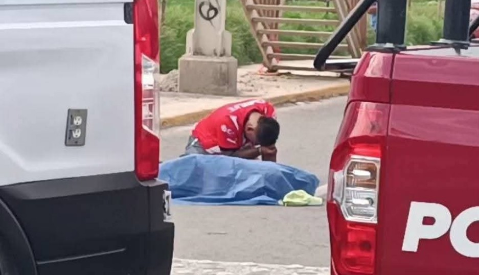 Fatal caída durante retiro de lona en puente peatonal de Tehuacán