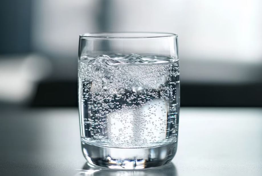 ¿El agua carbonatada realmente ayuda a bajar de peso?