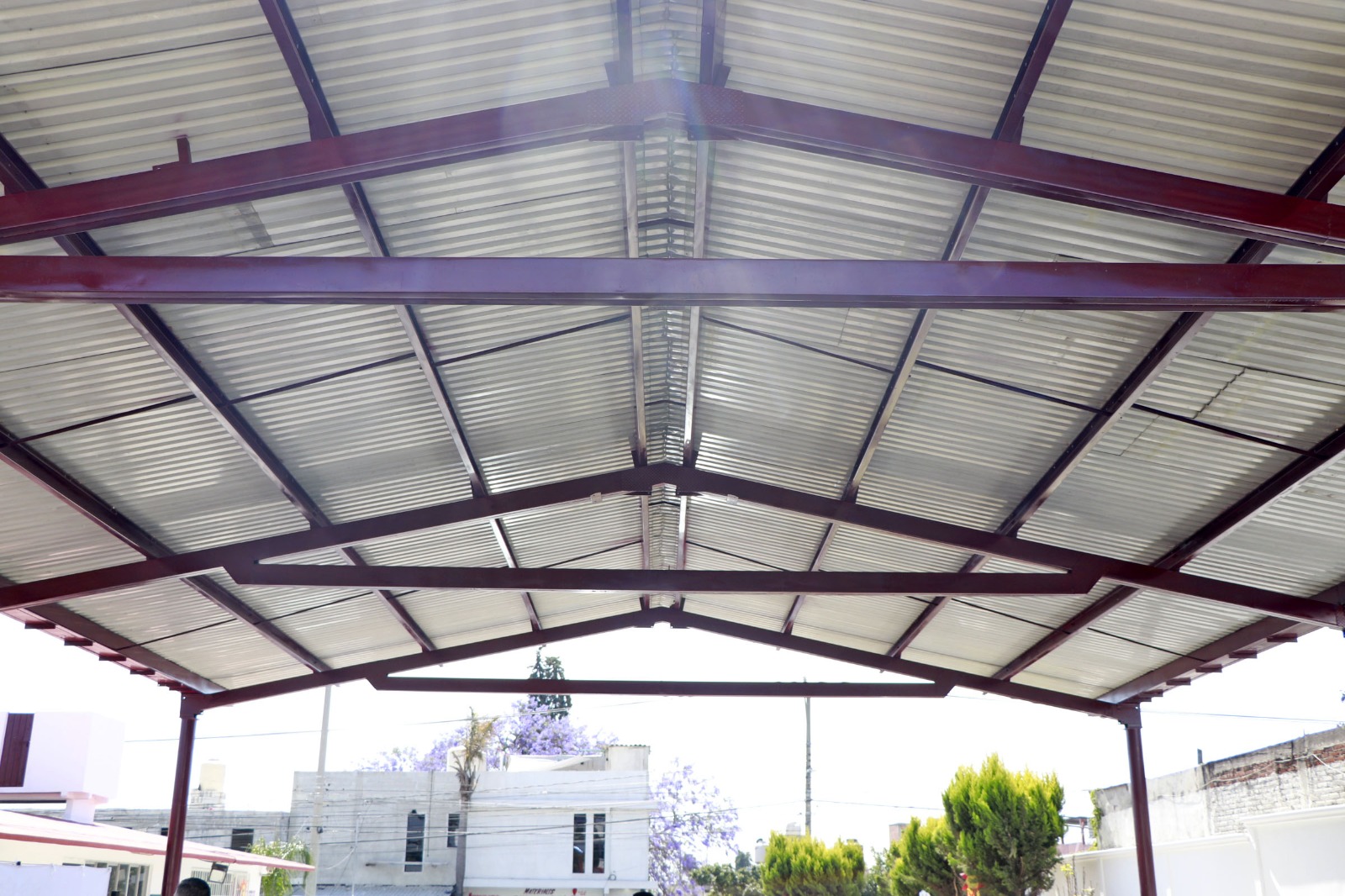 Entregan Omar Muñoz y Tere Alfaro obras de mantenimiento en escuela 