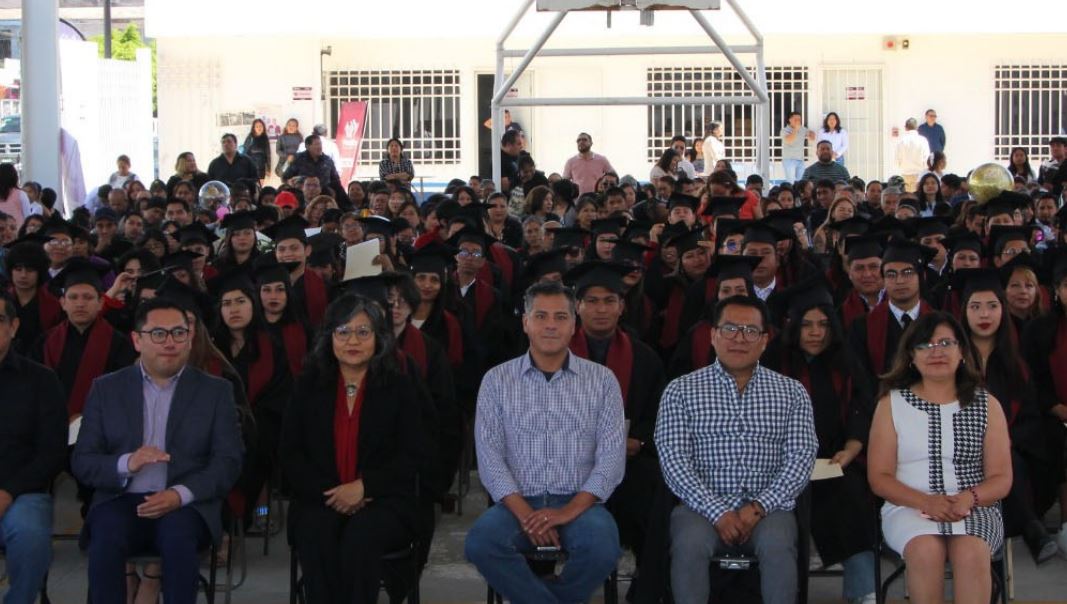 98 alumnos culminan la Preparatoria Abierta en Puebla