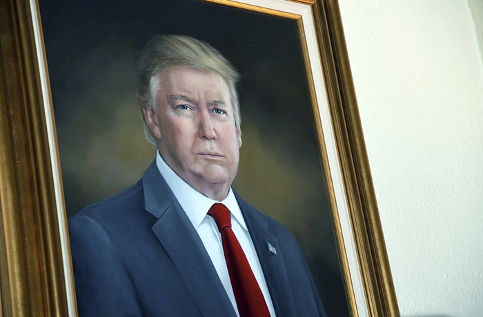 Retiran retrato de Donald Trump en el Capitolio de Colorado tras críticas