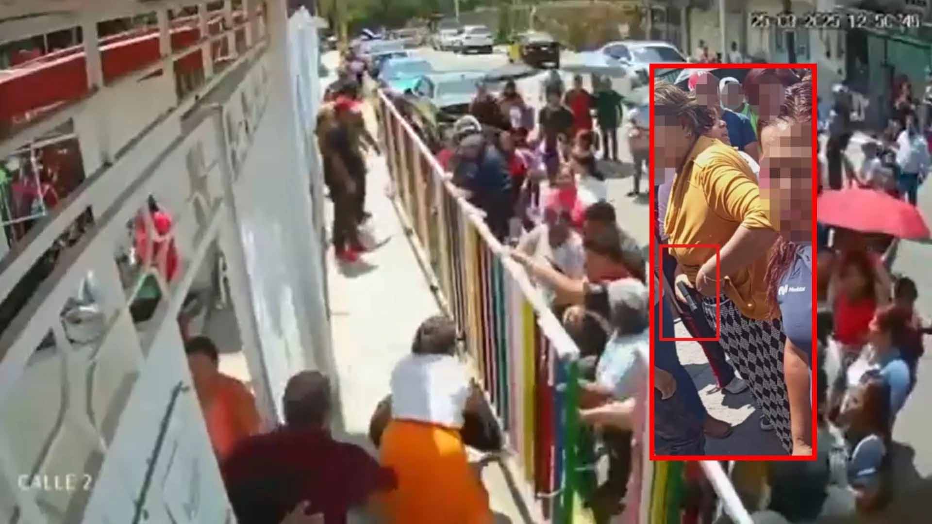 El titular de la Secretaría de Seguridad Ciudadana (SSC), Félix Pallares Miranda, informó que se están llevando a cabo patrullajes en la junta auxiliar Ignacio Romero Vargas después de un incidente violento ocurrido en una escuela primaria. Pallares destacó que existe una coordinación plena con el Gobierno del Estado para abordar la problemática de seguridad en la zona.  “Sabemos de la problemática que existe en las juntas auxiliares, y precisamente a raíz de este evento, realizamos patrullajes y estamos trabajando para dar una respuesta inmediata”, afirmó el funcionario.    El martes 25 de marzo, durante la salida de los alumnos, se desató una pelea violenta en la primaria de la junta auxiliar Ignacio Romero Vargas. En este altercado, un grupo de sujetos agredió a un hombre, y en medio de los golpes, una mujer sacó un arma de fuego. Las imágenes de las cámaras de seguridad de la primaria, ubicada en la ciudad de Puebla, documentaron el violento incidente.   El hombre, vestido con una camisa gris y cubrebocas, fue golpeado por al menos cinco sujetos. En medio de la golpiza, los agresores lo lanzaron contra la barda. En ese momento, se observa que las docentes cerraron las puertas del plantel para proteger a los alumnos.  Vecinos de la Ignacio Romero Vargas señalaron que la mujer que sacó el arma es familiar de los agresores y que los involucrados tienen antecedentes de comportamientos problemáticos en la zona. Aunque aún se desconocen los motivos exactos de la agresión, se especula que podría estar relacionado con la cierre temporal de la calle durante la salida de los estudiantes.