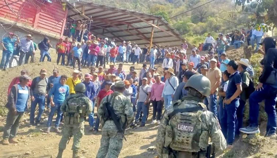 Pobladores retienen a más de 100 militares en Guerrero para exigir obras