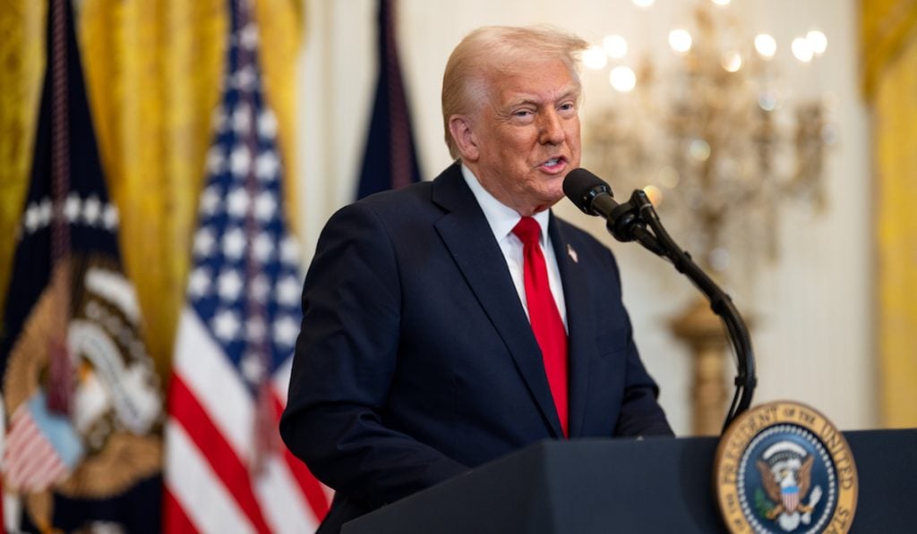 Trump anuncia arancel del 25% a autos importados