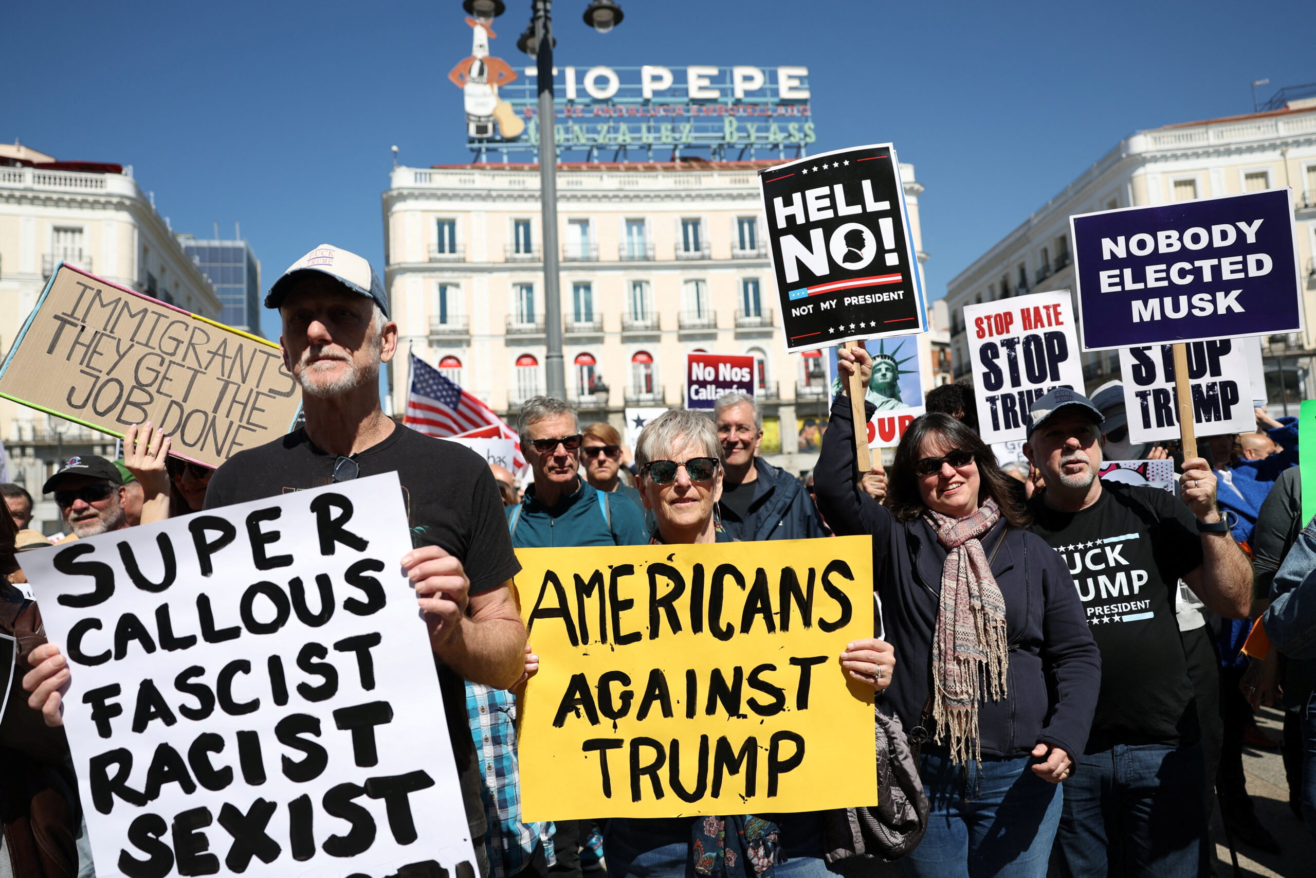 Cientos protestan en Madrid contra Donald Trump y Elon Musk en defensa de la democracia