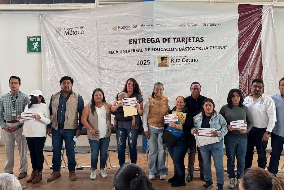 Atlixco entrega 1,250 becas para fortalecer la educación juvenil