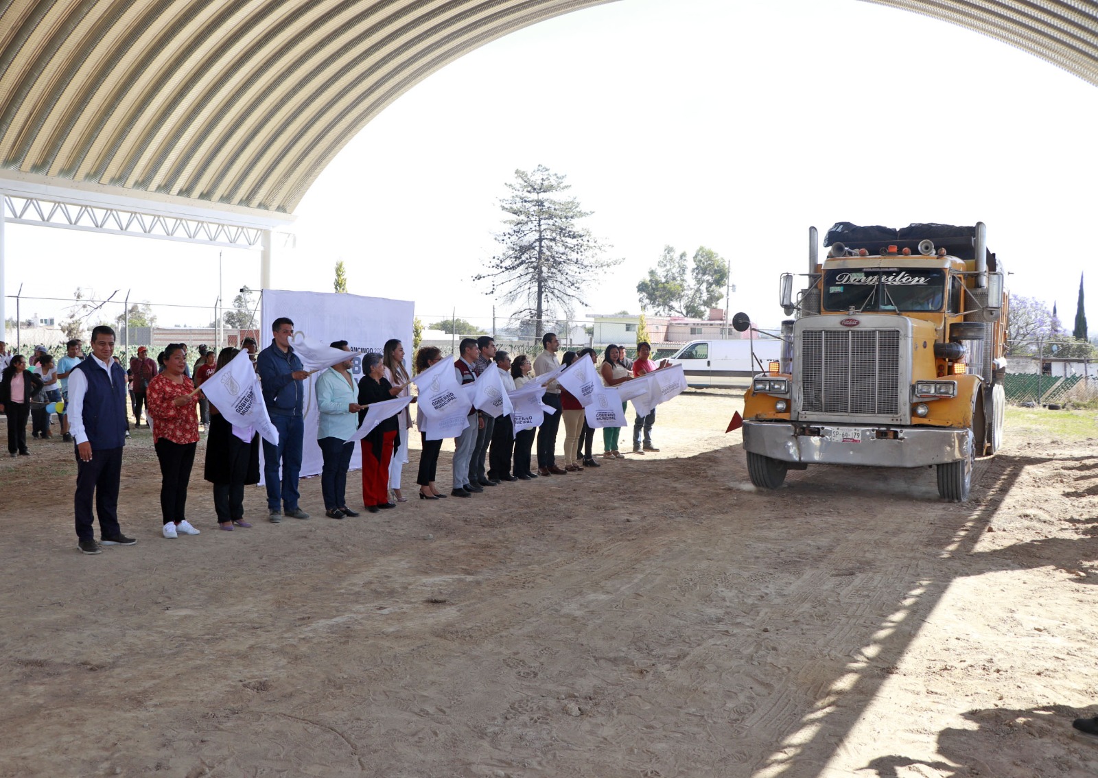 Entrega Omar Muñoz arco techo en el preescolar Aquiles Serdán