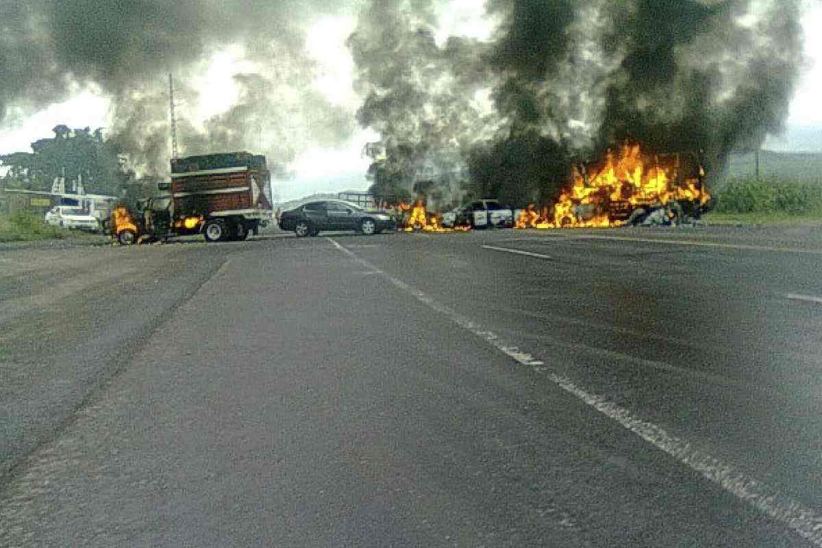 Ataque armado en Michoacán deja vehículos incendiados y agentes heridos