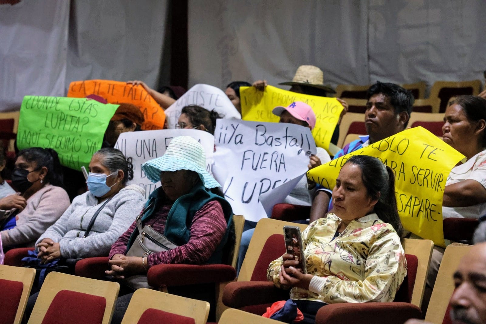 Omar Muñoz atiende a colonos inconformes con el desabasto de agua