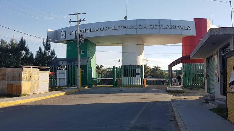 Exigen estudiantes de la UPTx entrega de títulos y rendición de cuentas