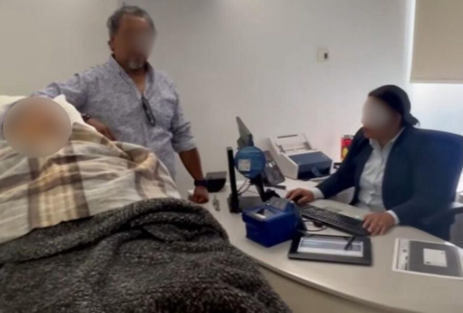 Indignación por BBVA: adulta mayor fue llevada en camilla al banco