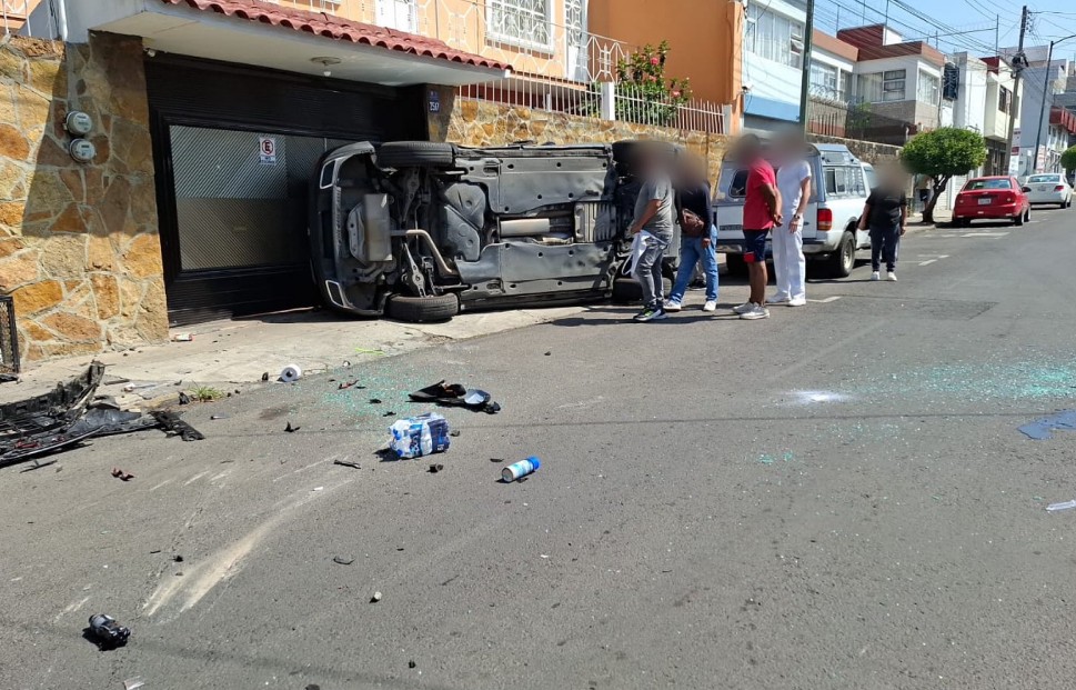 Accidente en Chula Vista: camioneta termina volcada tras fuerte choque