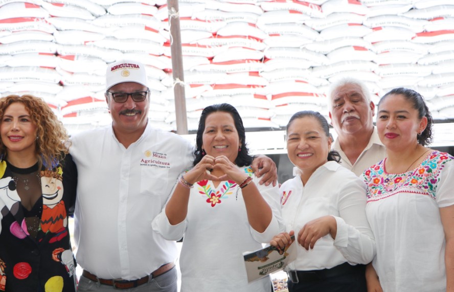 Impulsan al campo poblano con fertilizante gratuito