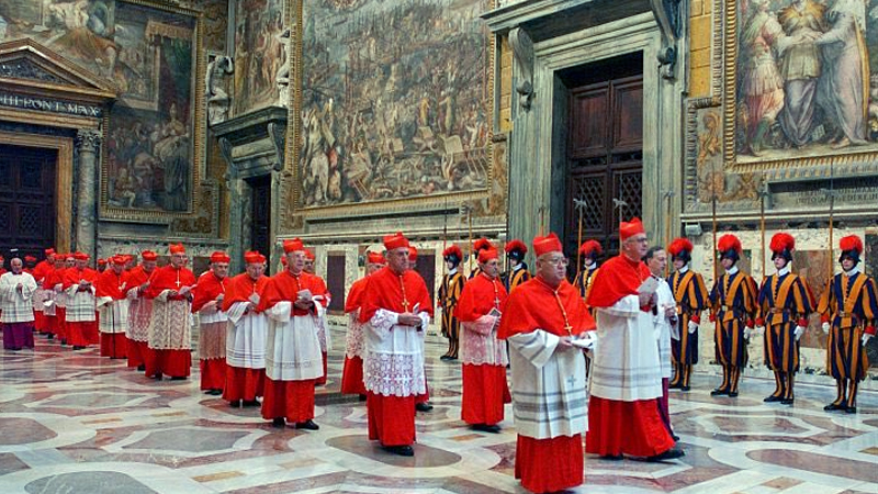 Cónclave 2025: cardenales veteranos respaldan a Parolin y cuestionan al Papa