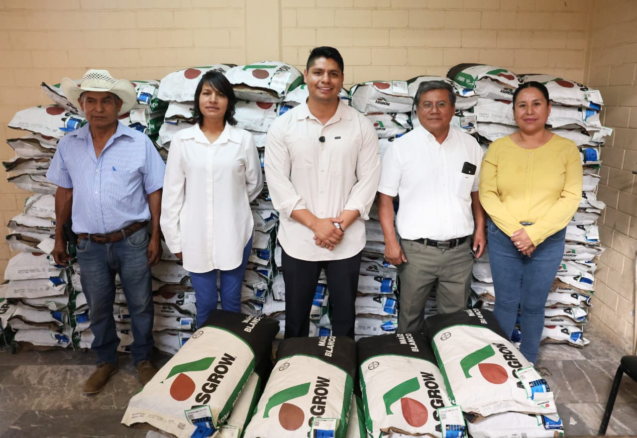 Entrega Omar Muñoz apoyos a agricultores de San Lorenzo Almecatla 