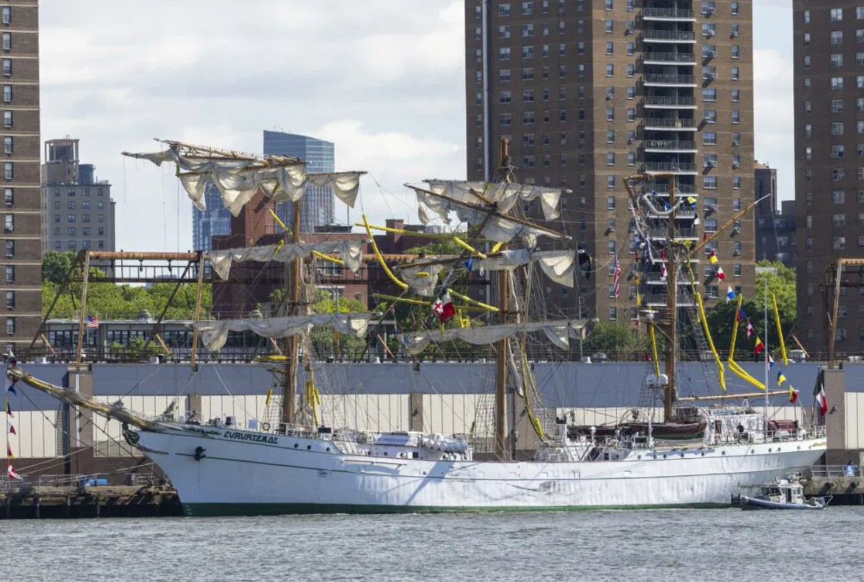 Investigan falla de motor y remolcador en el choque del Buque Escuela Cuauhtémoc 