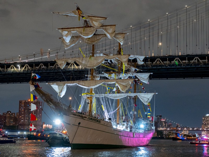 Piloto estadounidense dirigía el Cuauhtémoc al chocar con puente en NY