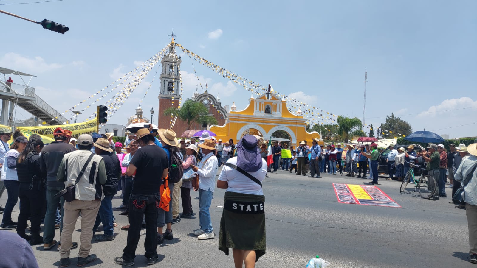 Protestan Pueblos Originarios y cierran carretera federal 