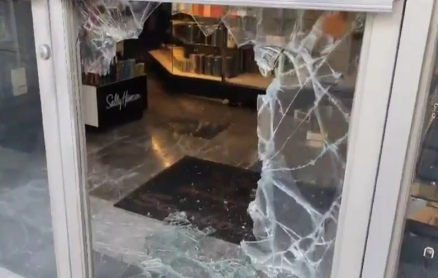 Sanborns del Centro Histórico sufre cristalazo durante la madrugada