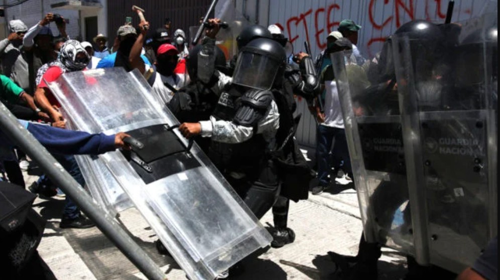 Maestros de la CETEG y Guardia Nacional se enfrentan en Chilpancingo