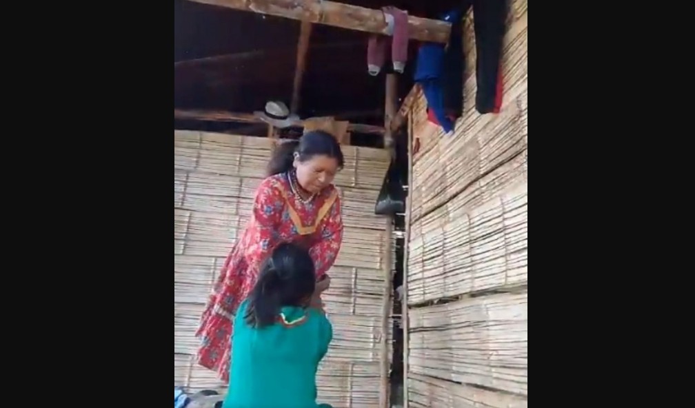 Niña indígena es brutalmente golpeada; video causa indignación global