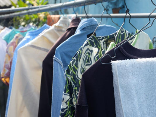 ¿Cómo eliminar el olor a humedad de la ropa sin lavarla de nuevo?