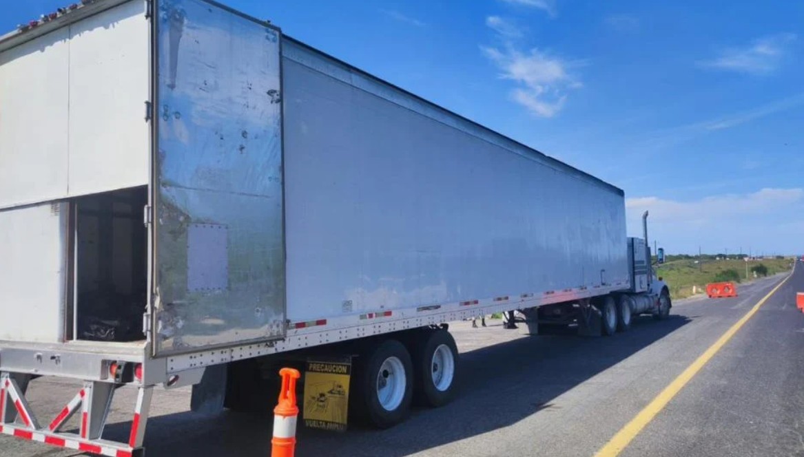 Condenan a dos hombres por trasladar a 139 migrantes en tráiler