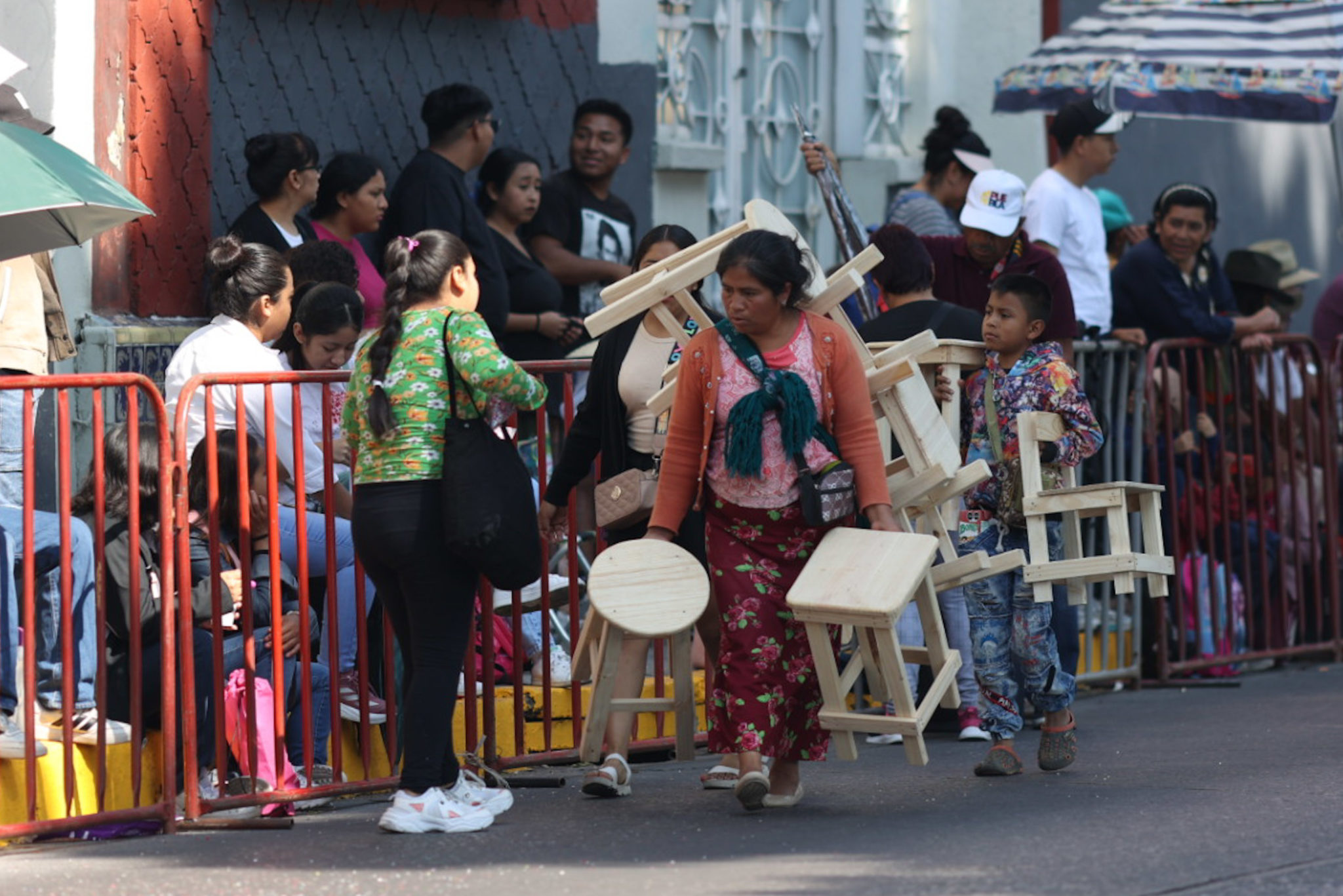 Ambulantes se adueñan del desfile del 5 de Mayo: rentan sillas y venden productos pese a operativos