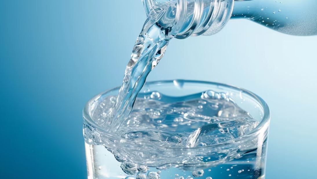 ¿Por qué es bueno tomar agua en ayunas?