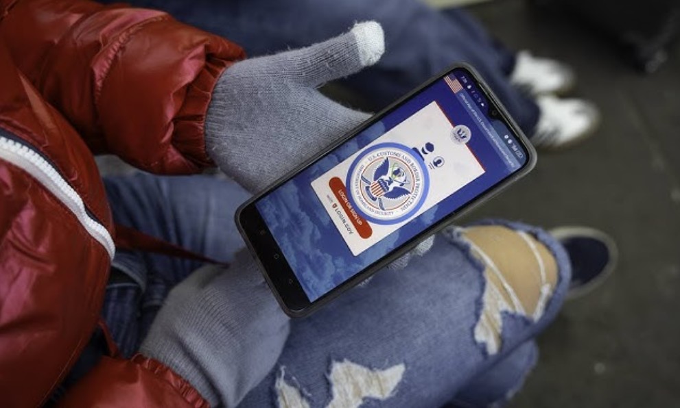 Primer migrante se auto deporta a través de CBP Home  