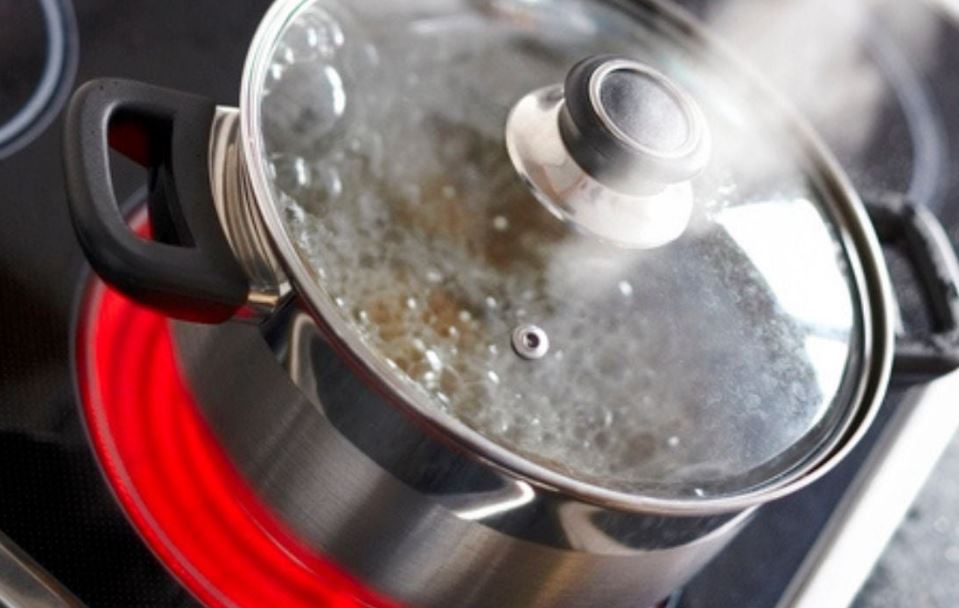 ¿Has notado el agujero en las tapas de vidrio? No es solo decoración