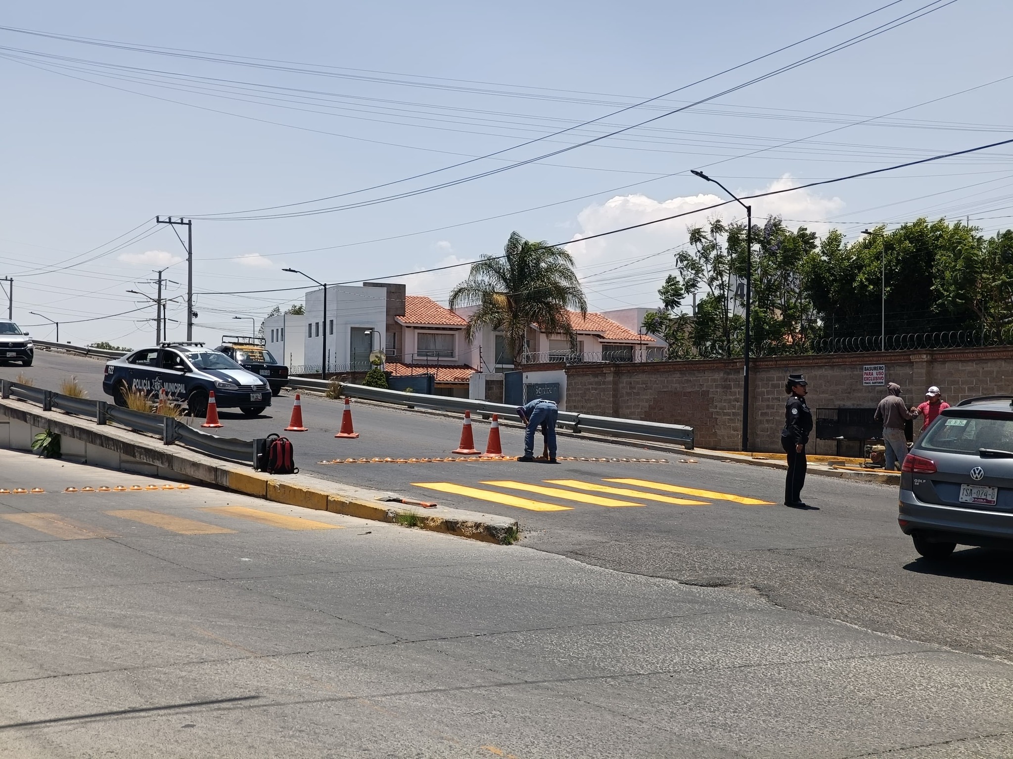 Realizan trabajos de mantenimiento vial en Camino Real a Momoxpan y Periférico Ecológico