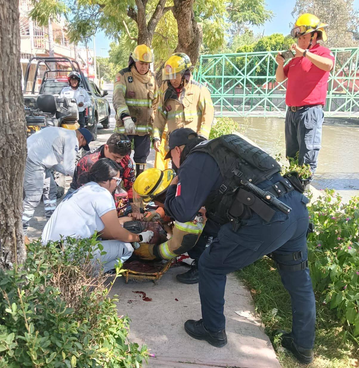 Cae sujeto al Río Zahuapan, denuncian vecinos tardía acción de elementos de rescate