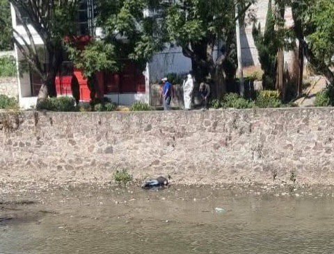Cae sujeto al Río Zahuapan, denuncian vecinos tardía acción de elementos de rescate