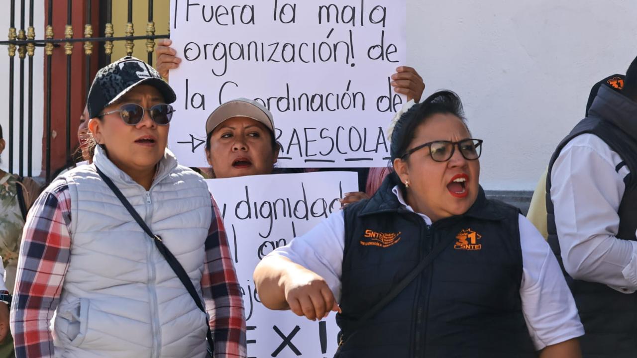 Docentes de Tlaxcala estallan: marchan y advierten con tomar la SEPE si no hay respuesta