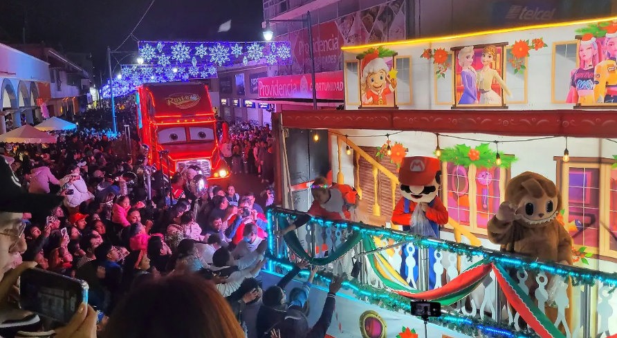 Chiautempan enloquece con su desfile navideño y un encendido mágico en Tlaxcala