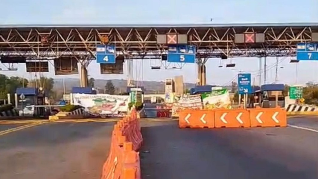 Bloqueos que siguen causando caos en Michoacán