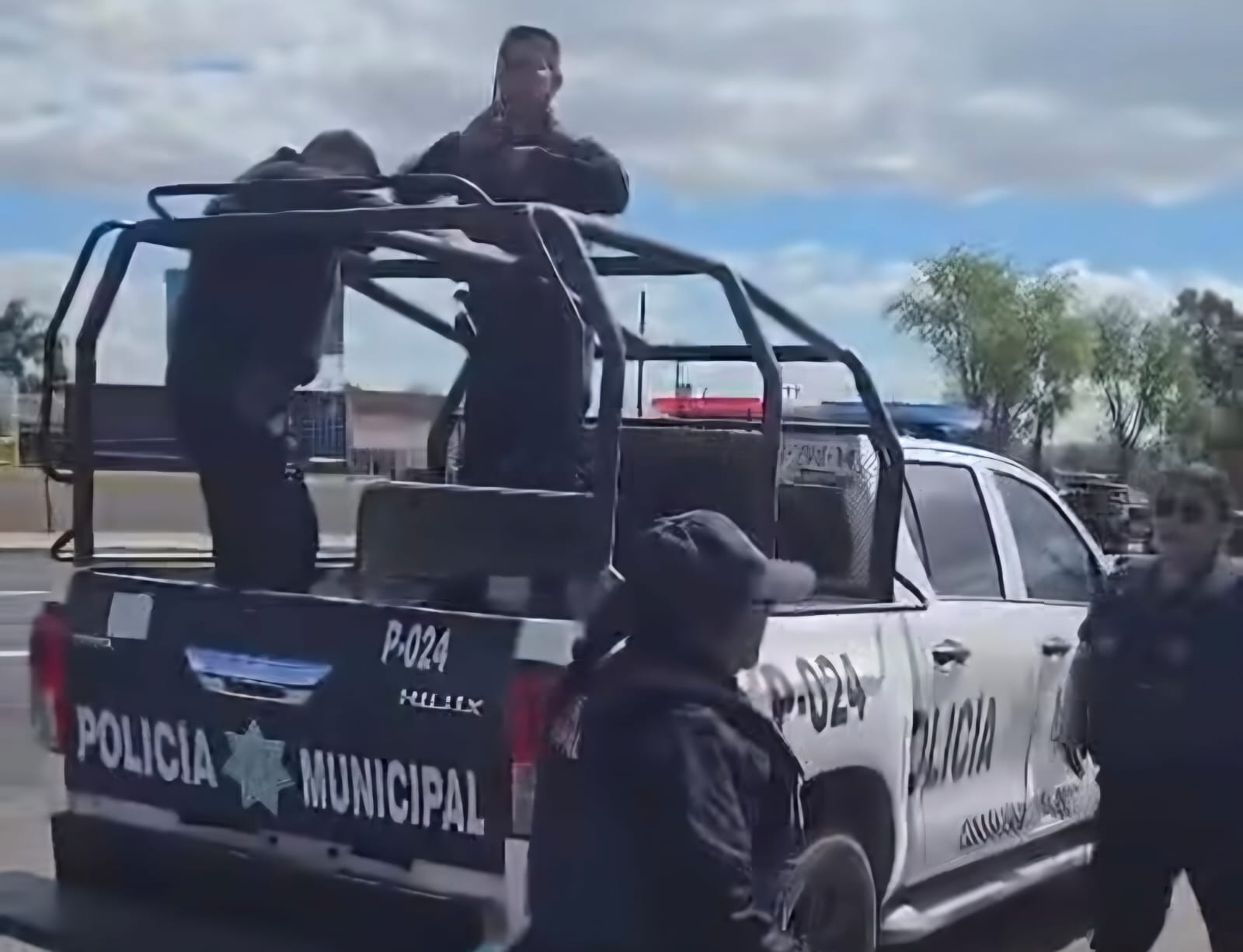 Operativo policial en Coronango culmina con la detención de dos personas y la recuperación de un vehículo con reporte de robo